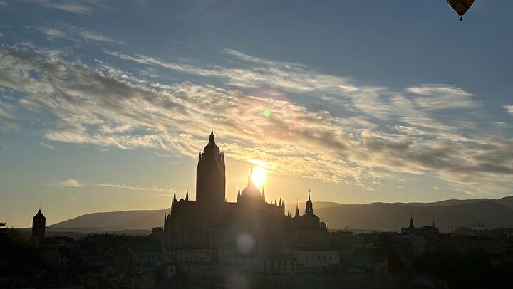 Balloon flight at sunrise in Segovia