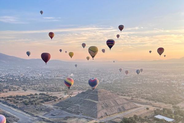 Teotihuacan Balloon Flight with La Gruta Breakfast and Pyramids Tour