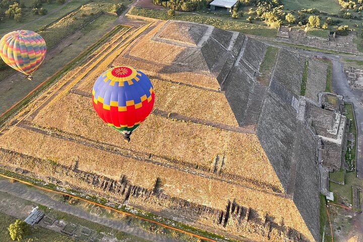 Balloon flight + Grotto breakfast + Pyramids tour from Mexico City