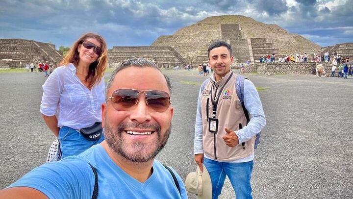 Balloon flight + Grotto breakfast + Pyramids tour from Mexico City