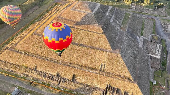 Balloon flight + Grotto breakfast + Pyramids tour from Mexico City