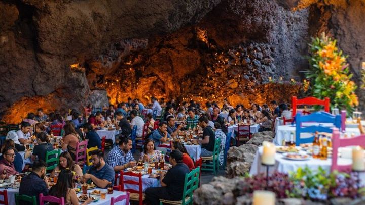 Balloon flight + Grotto breakfast + Pyramids tour from Mexico City