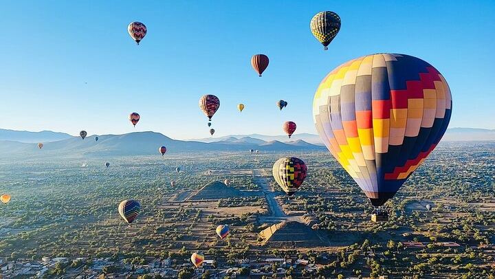 Balloon flight with breakfast in Cave and Pyramids tour from CDMX