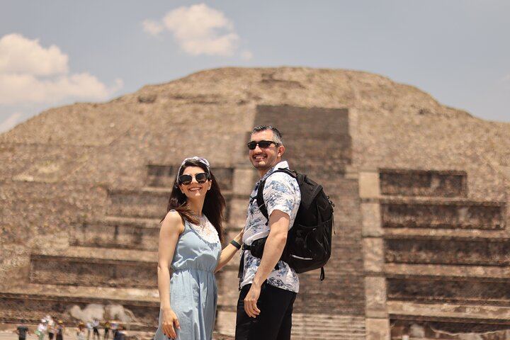 Balloon flight with breakfast in Cave and Pyramids tour from CDMX