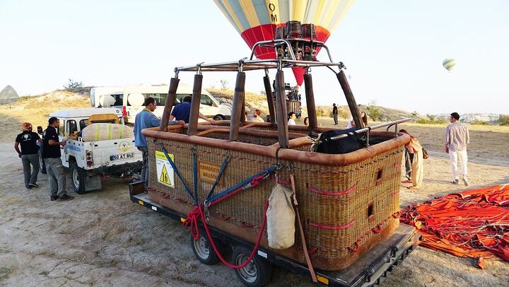 Paseo en globo aerostático por Capadocia sobre las «chimeneas de las hadas» (2/7)