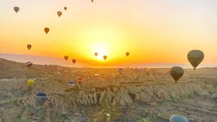 Vol en montgolfière au-dessus de Göreme, en Cappadoce, au lever du soleil (4/8)