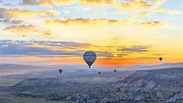 Heißluftballonfahrt über den Tälern von Göreme in Kappadokien (2/8)