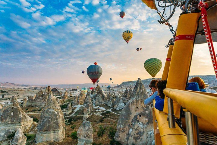 Cappadocia Sunrise Balloon Flight with Hotel Pickup and Light Breakfast (1/6)