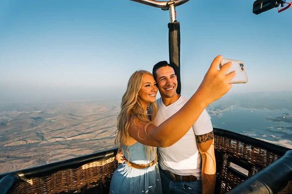 Deluxe Dubai Balloon Flight with Camel Ride, Breakfast and Transfers