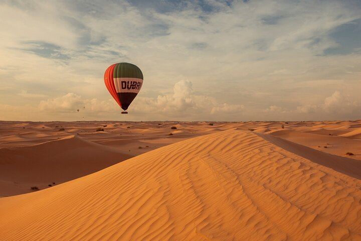 Dubai: Luxury Hot Air Balloon with Michelin-Curated Breakfast