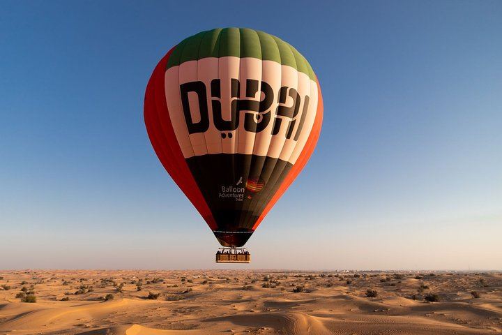 Float 4000ft above the pristine Dubai desert