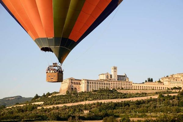 Hot air balloon ride over Assisi with winery breakfast