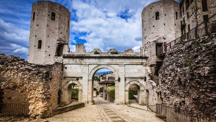 Hot air balloon flight, brunch and a guided walk in Spello