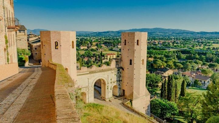 Hot air balloon flight, brunch and a guided walk in Spello