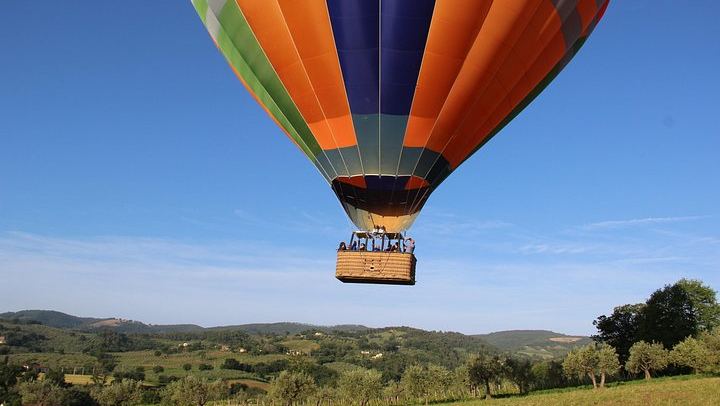 Hot air balloon flight, brunch and a guided walk in Spello