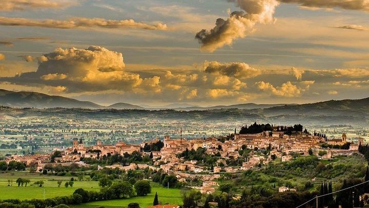 Hot air balloon flight, brunch and a guided walk in Spello