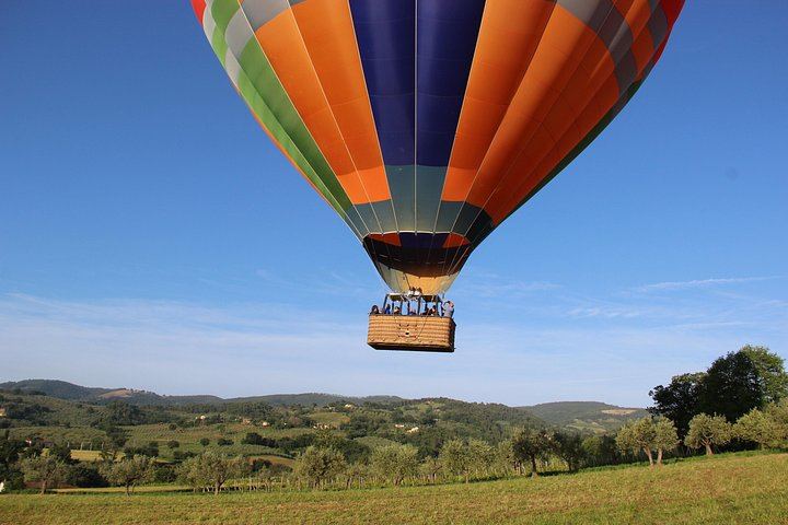 Hot air balloon flight, brunch and a guided walk in Spello