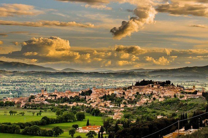 Hot air balloon flight, brunch and a guided walk in Spello