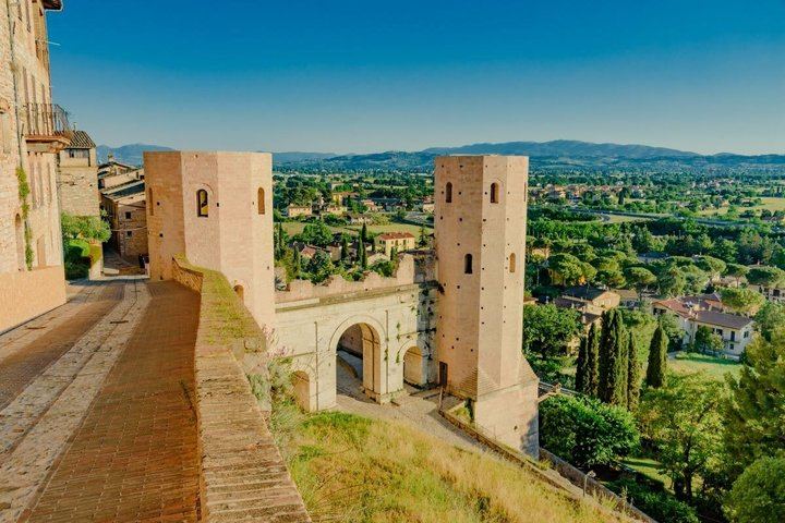 Hot air balloon flight, brunch and a guided walk in Spello