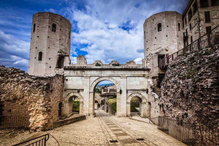 Hot air balloon flight, brunch and a guided walk in Spello