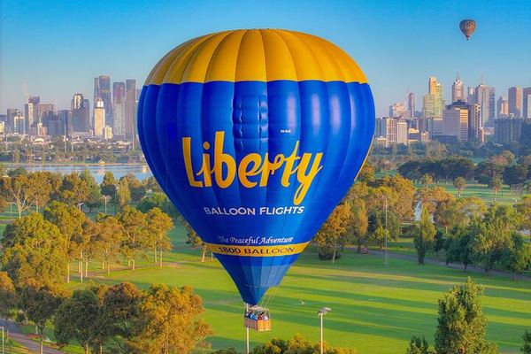 Vuelo en globo sobre Melbourne City al amanecer, con desayuno opcional