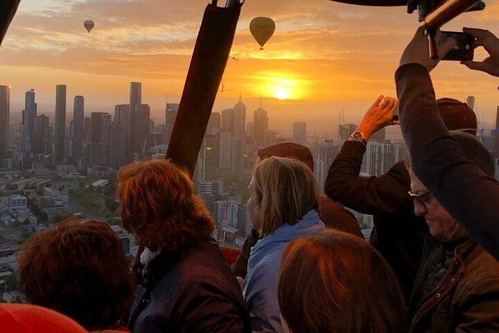 Hot Air Balloon Flights over Melbourne City (optional breakfast)