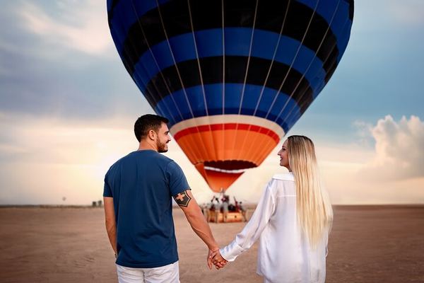 Private Dubai Balloon Flight with Breakfast Served in a Seated Basket