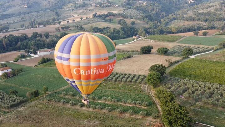 Hot air balloon ride over Assisi with winery breakfast