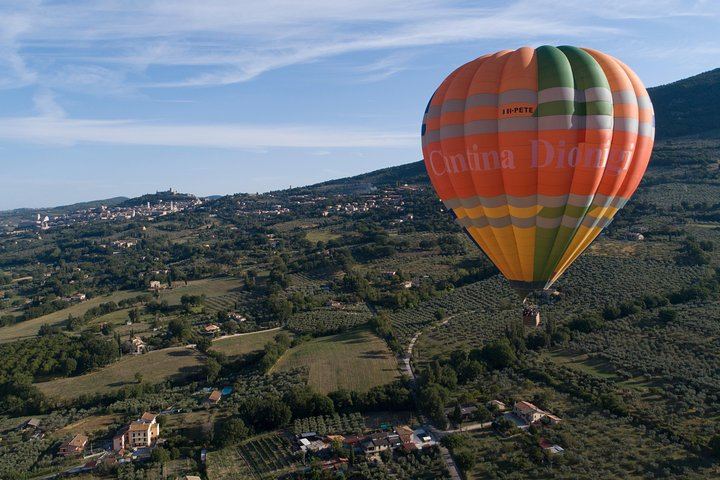 Hot air balloon ride over Assisi with winery breakfast