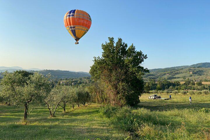 Hot air balloon ride over Assisi with winery breakfast