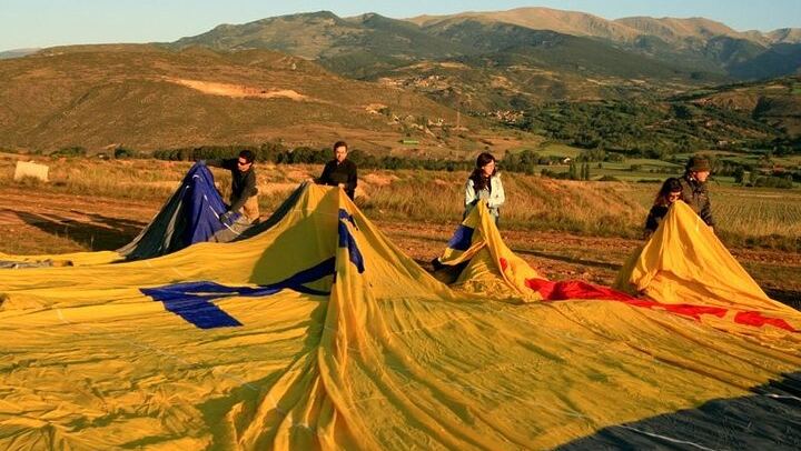 Tagesausflug von Barcelona: Heißluftballonfahrt und Segeltörn (1/8)