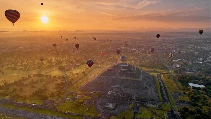 hot air balloons in the pyramids of teotihuacan