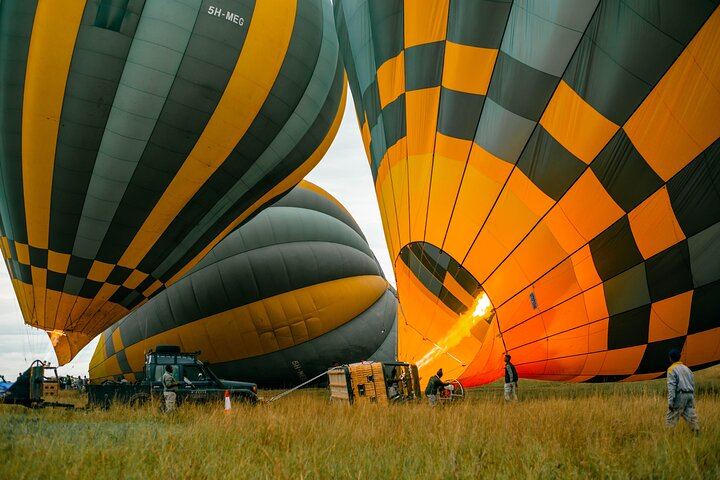 Lifting off into adventure! As the flames ignite, the balloon begins its journey over the Serengeti, promising an experience like no other with Miracle Experience!