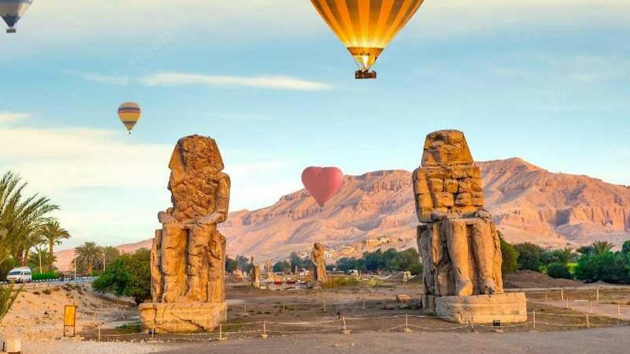Luxor: Sunrise Hot Air Balloon Ride with Transfer