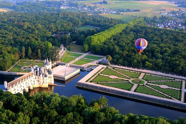 Balloon Flight over the Château de Chenonceau from Francueil