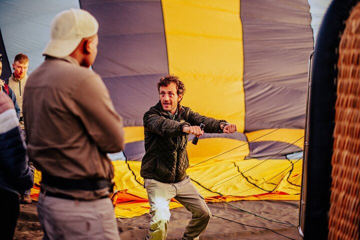 Our experienced pilot explains how to position yourself during takeoff and landing, ensuring a smooth balloon safari.