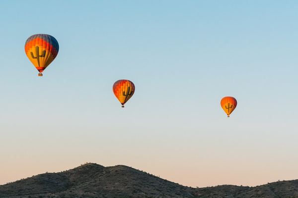 Paseo en globo aerostático en Phoenix durante la "hora dorada" con champán y una selección de embutidos y quesos