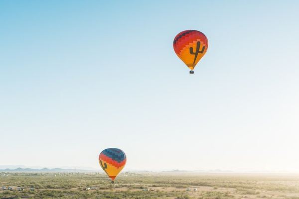 Paseo en globo al amanecer en Phoenix con desayuno de champán en el desierto
