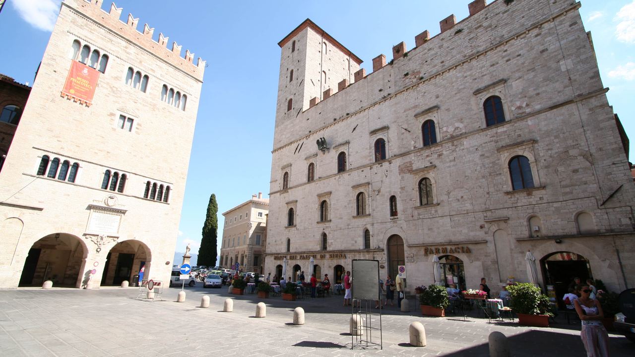 Piazza del Popolo in Todi, walled on four sides: the August glow bounced off these facades.