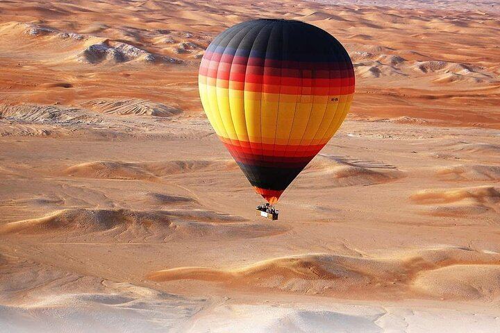 Soaring high above the golden dunes — experience the beauty of the Dubai desert from a hot air balloon adventure like no other.