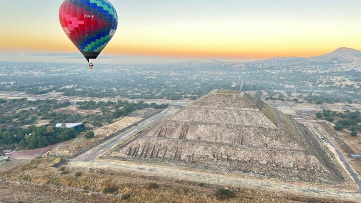 Sunrise Balloon Flight over Teotihuacan and Breakfast in Cueva