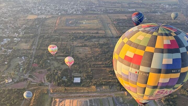 Sunrise Balloon Flight over Teotihuacan and Breakfast in Cueva