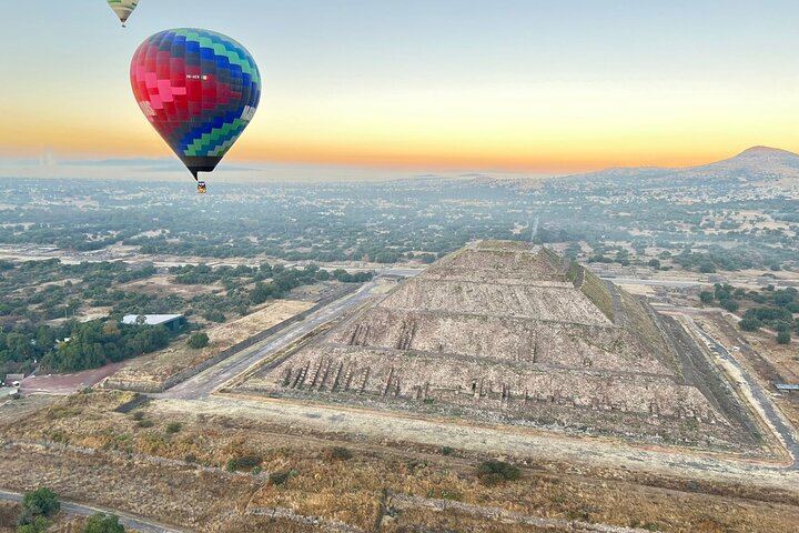 Sunrise Balloon Flight over Teotihuacan and Breakfast in Cueva