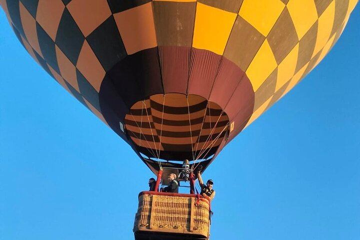 Sunrise Balloon Flight over Teotihuacan and Breakfast in Cueva
