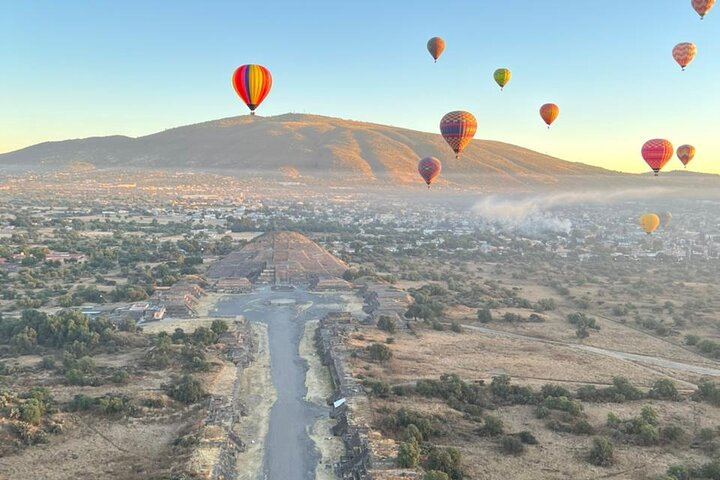 Sunrise Balloon Flight over Teotihuacan and Breakfast in Cueva