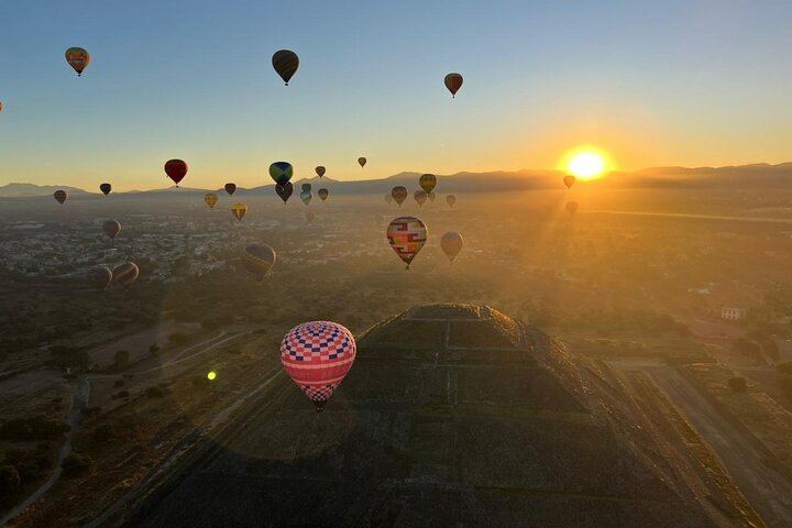 Sunrise Balloon Flight over Teotihuacan and Breakfast in Cueva