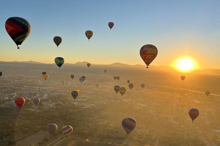 Sunrise Balloon Flight over Teotihuacan and Breakfast in Cueva