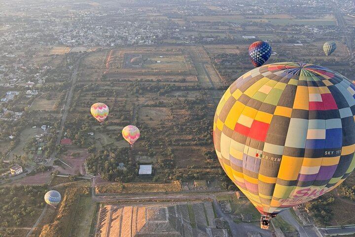Sunrise Balloon Flight over Teotihuacan and Breakfast in Cueva