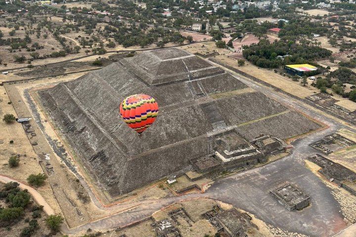 Teotihuacan Balloon Flight with Private Transport & Pyramids Tour