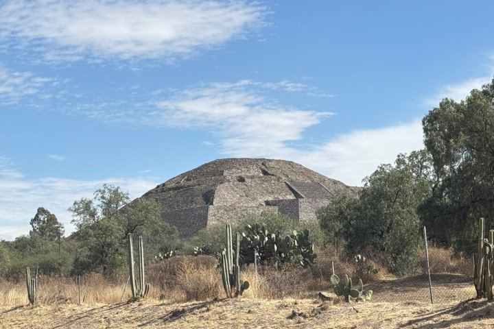 Teotihuacan Balloon Flight with Private Transport & Pyramids Tour